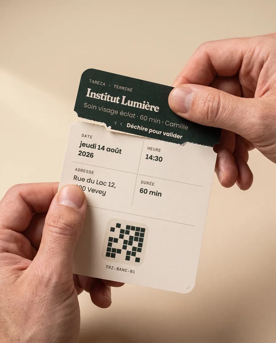 Deux mains déchirent un ticket Tareza le long de sa perforation